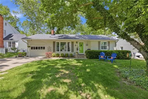 4908 W 71st St, Prairie Village, KS 66208