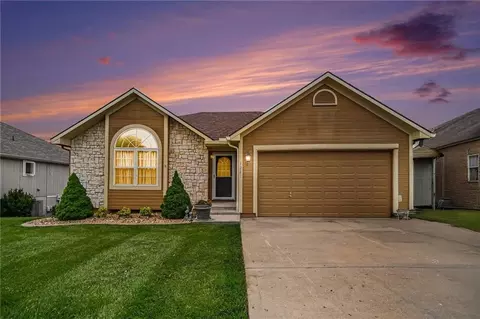 1207 NW Walnut Ct, Grain Valley, MO 64029