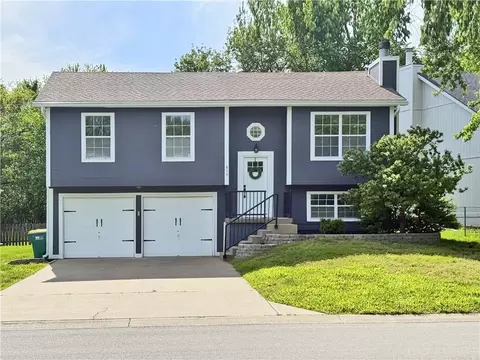 814 S 132nd St, Bonner Springs, KS 66012