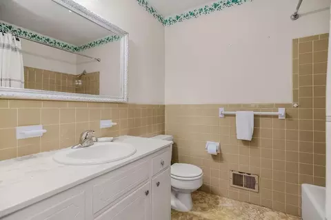 Bath - 1012 SE 2nd Ter, Lees Summit, MO 64063 photo 1 of 2