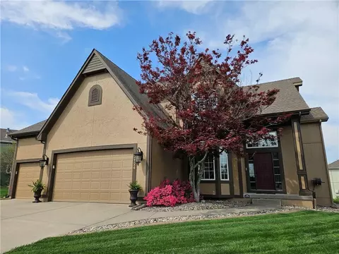 2724 SW Monarch Dr, Lees Summit, MO 64082