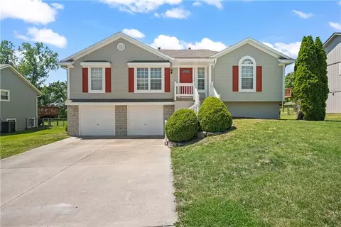 604 S Sunset Ln, Raymore, MO 64083