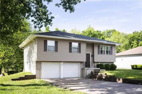 210 E Swisher Dr, Clinton, MO 64735