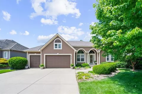 2716 SW Arthur Dr, Lees Summit, MO 64082