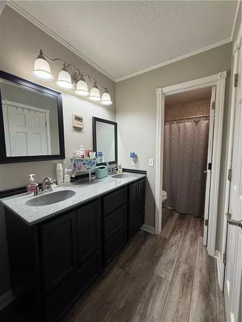 Bath - 3704 S Willis Ave, Independence, MO 64055 photo 2 of 5