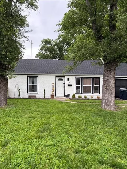 228 W Pocahontas Ln, Kansas City, MO 64114