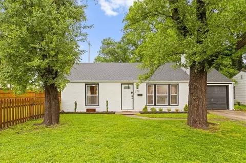 228 W Pocahontas Ln, Kansas City, MO 64114