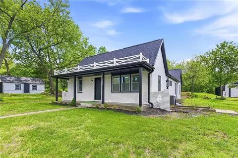 1106 College Hill St, Pleasant Hill, MO 64080