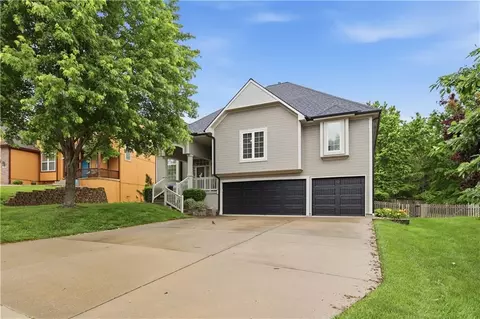 3008 Saddlewood Dr, Lees Summit, MO 64081