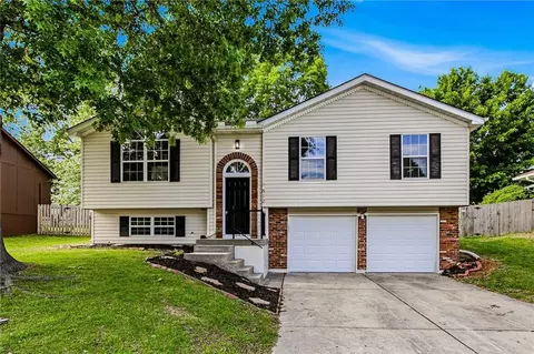 612 SE Bugle Ct, Blue Springs, MO 64014