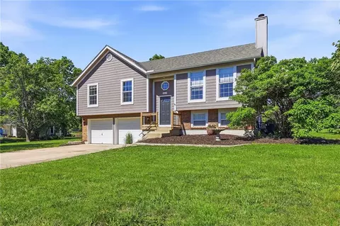 19610 Rosewood Dr, Stilwell, KS 66085