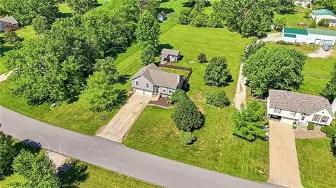 19610 Rosewood Dr, Stilwell, KS 66085