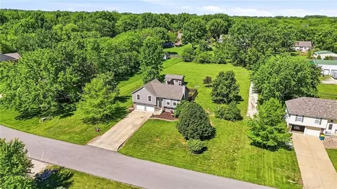 19610 Rosewood Dr, Stilwell, KS 66085