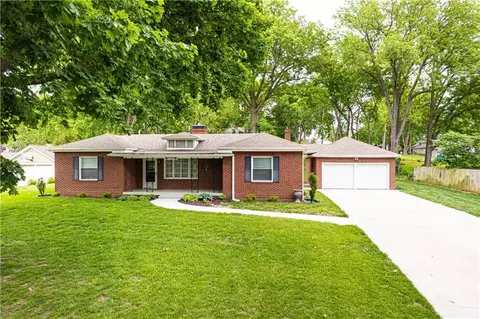 1703 S 40th St, Saint Joseph, MO 64507