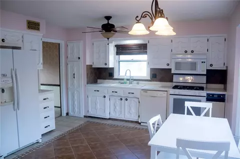 Kitchen - 16701 E George Franklyn Dr, Independence, MO 64055 photo 1 of 2