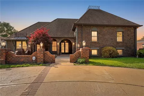 16701 E George Franklyn Dr, Independence, MO 64055