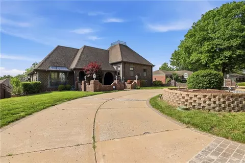 16701 E George Franklyn Dr, Independence, MO 64055