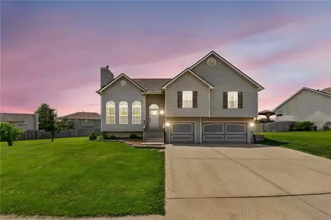 8712 N Robinhood Ave, Kansas City, MO 64154