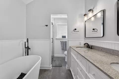 Bath - 908 NE Michael Dr, Lees Summit, MO 64086 photo 3 of 5