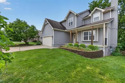 Exterior - 908 NE Michael Dr, Lees Summit, MO 64086 photo 2 of 8