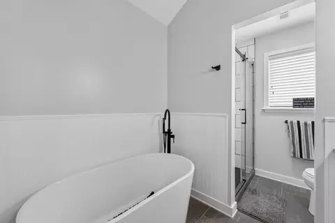 Bath - 908 NE Michael Dr, Lees Summit, MO 64086 photo 4 of 5