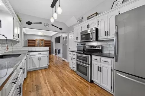 Kitchen - 908 NE Michael Dr, Lees Summit, MO 64086 photo 3 of 4