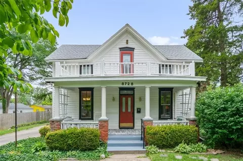 8728 Grandview St, Overland Park, KS 66212