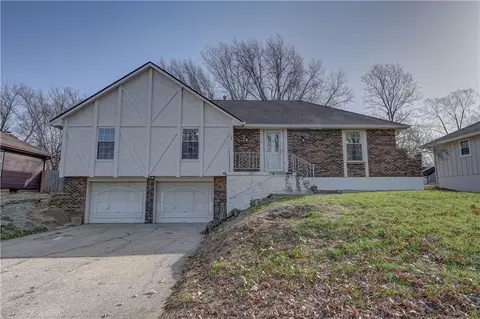 1108 SW 21st St, Blue Springs, MO 64015