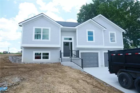 1903 NW Washam Ct, Grain Valley, MO 64029