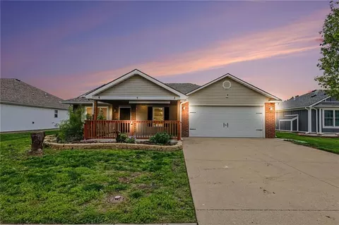 420 SW Graystone Dr, Grain Valley, MO 64029