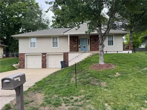 521 NW Chateau Dr, Blue Springs, MO 64014