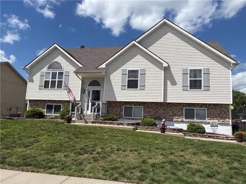 814 W 7th Ave, Kearney, MO 64060