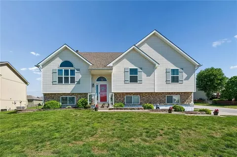814 W 7th Ave, Kearney, MO 64060