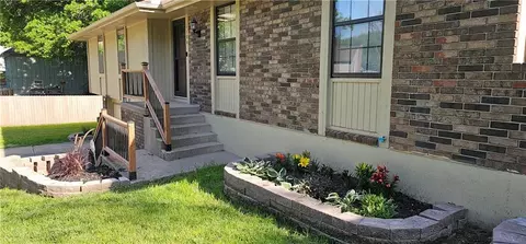 1104 SW Mic-o-say Dr, Blue Springs, MO 64015