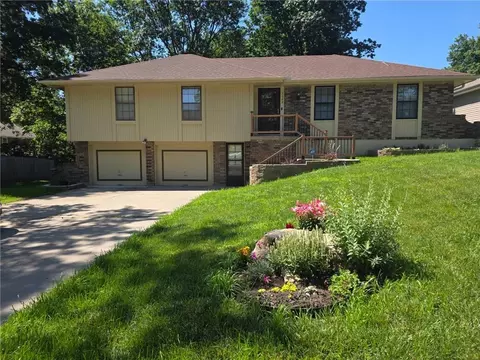 1104 SW Mic-o-say Dr, Blue Springs, MO 64015