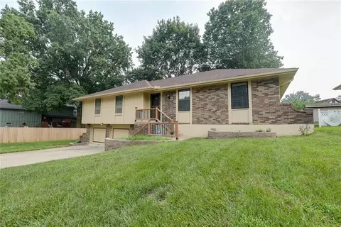 1104 SW Mic-o-say Dr, Blue Springs, MO 64015
