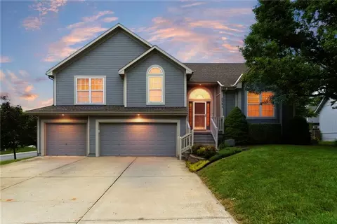 2301 SW Tracker Ln, Lees Summit, MO 64082