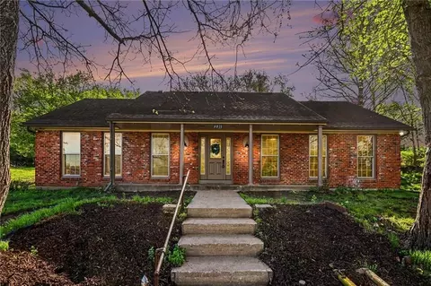4811 Waukomis Dr, Kansas City, MO 64151
