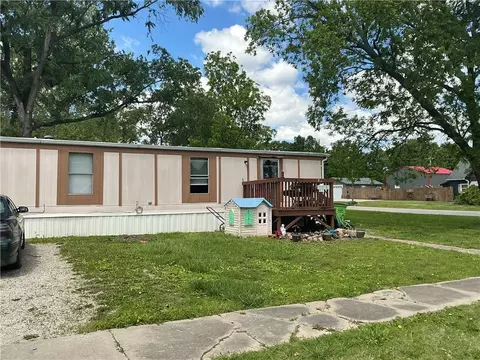 200 E 2nd St, Pomona, KS 66076