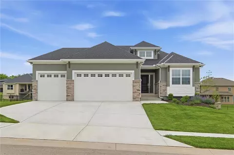 2226 SW Heartland Ct, Lees Summit, MO 64082