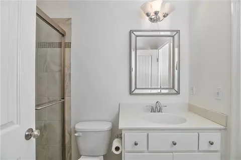 Bath - 4140 N Redbud Ln, Riverside, MO 64150 photo 7 of 10