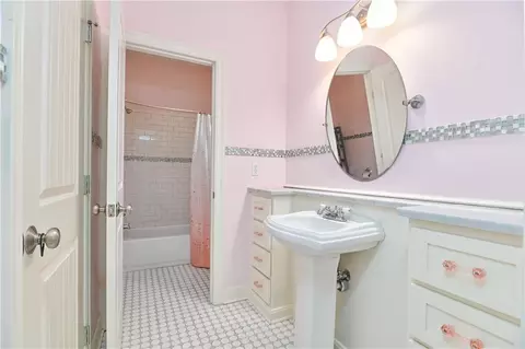 Bath - 4140 N Redbud Ln, Riverside, MO 64150 photo 8 of 10