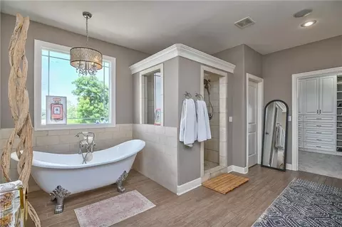 Bath - 4140 N Redbud Ln, Riverside, MO 64150 photo 2 of 10