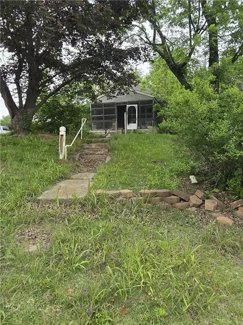 33660 W 83rd St, De Soto, KS 66018