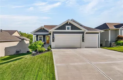 8695 NW 74th St, Kansas City, MO 64152