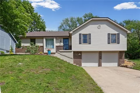 6439 Greenwood St, Shawnee, KS 66216