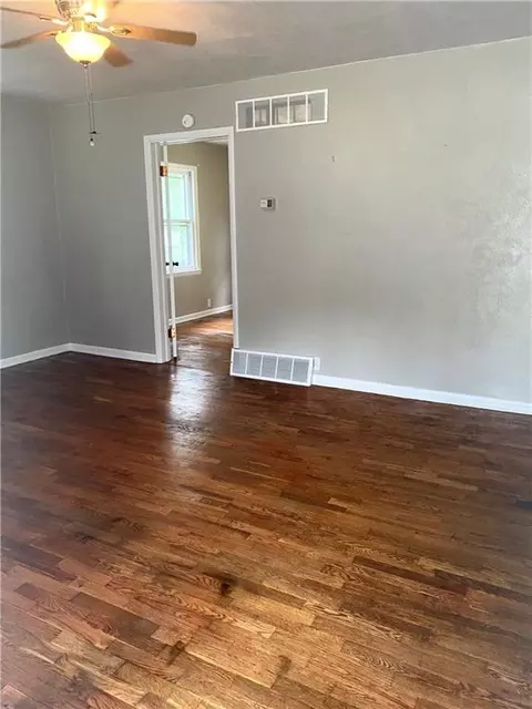 404 E Colorado St, Windsor, MO 65360 photo 4