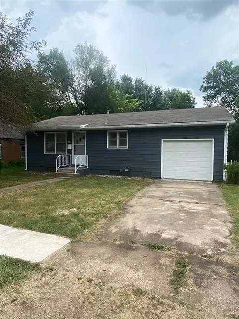 404 E Colorado St, Windsor, MO 65360 photo 2