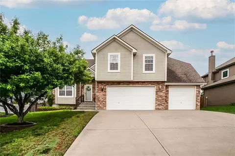 18109 Guinevere Ct, Smithville, MO 64089