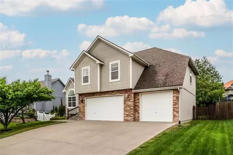 18109 Guinevere Ct, Smithville, MO 64089